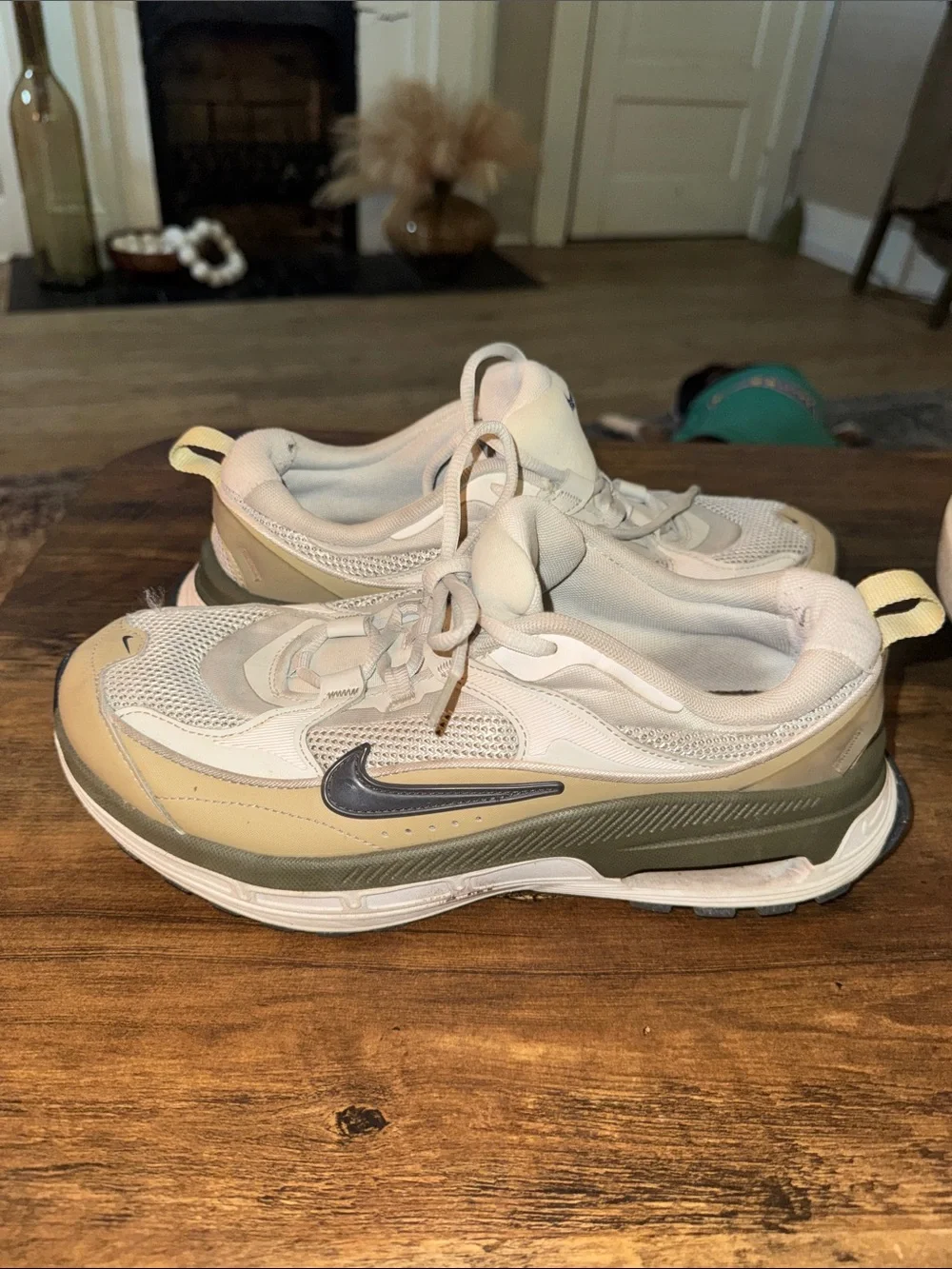 Nike Women's Air Max Bliss Light Bone Phantom Tan Green Size 9.5